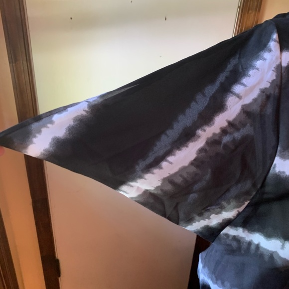 CONVERSE Blouse Black White Tie Dye Flowy Short Sleeve Top Blouse Small EUC LN - Picture 6 of 11